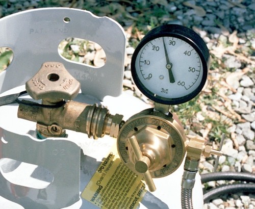 A good regulator / needle valve setup for propane (c) 2004 Larry Cottrill